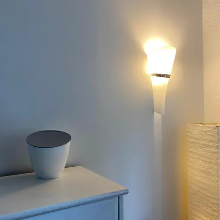 3 Zimmer Moebliertes In アパート *