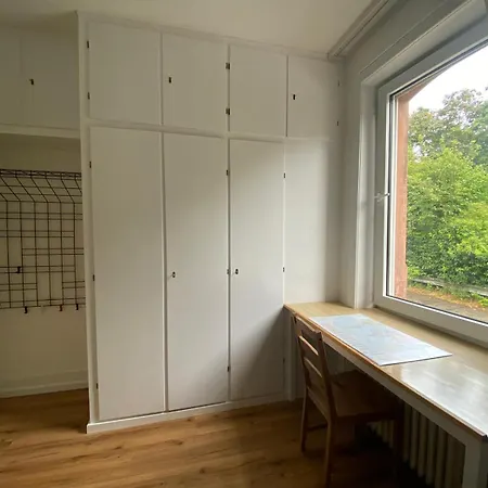 3 Zimmer Moebliertes In アパート *